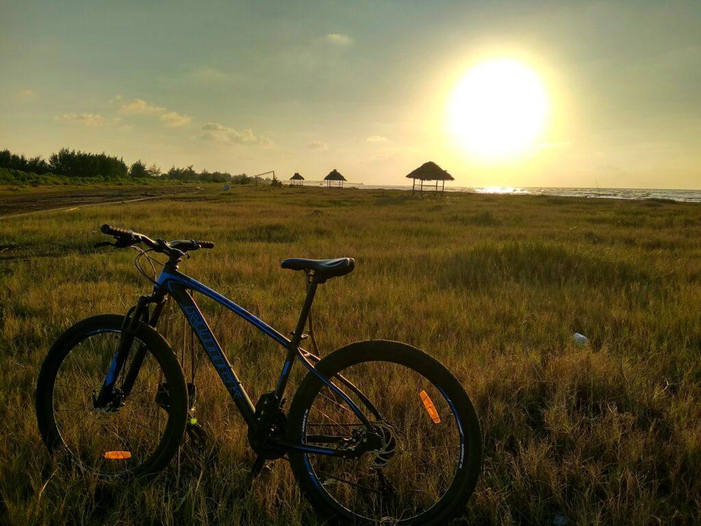 Pesona Sunset di Pantai Tiris Indramayu.