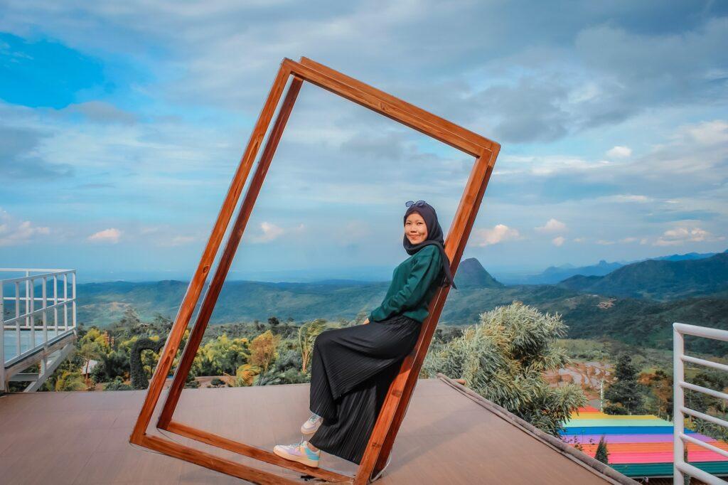 Seorang wanita foto di spot pigura Villa Khayangan.