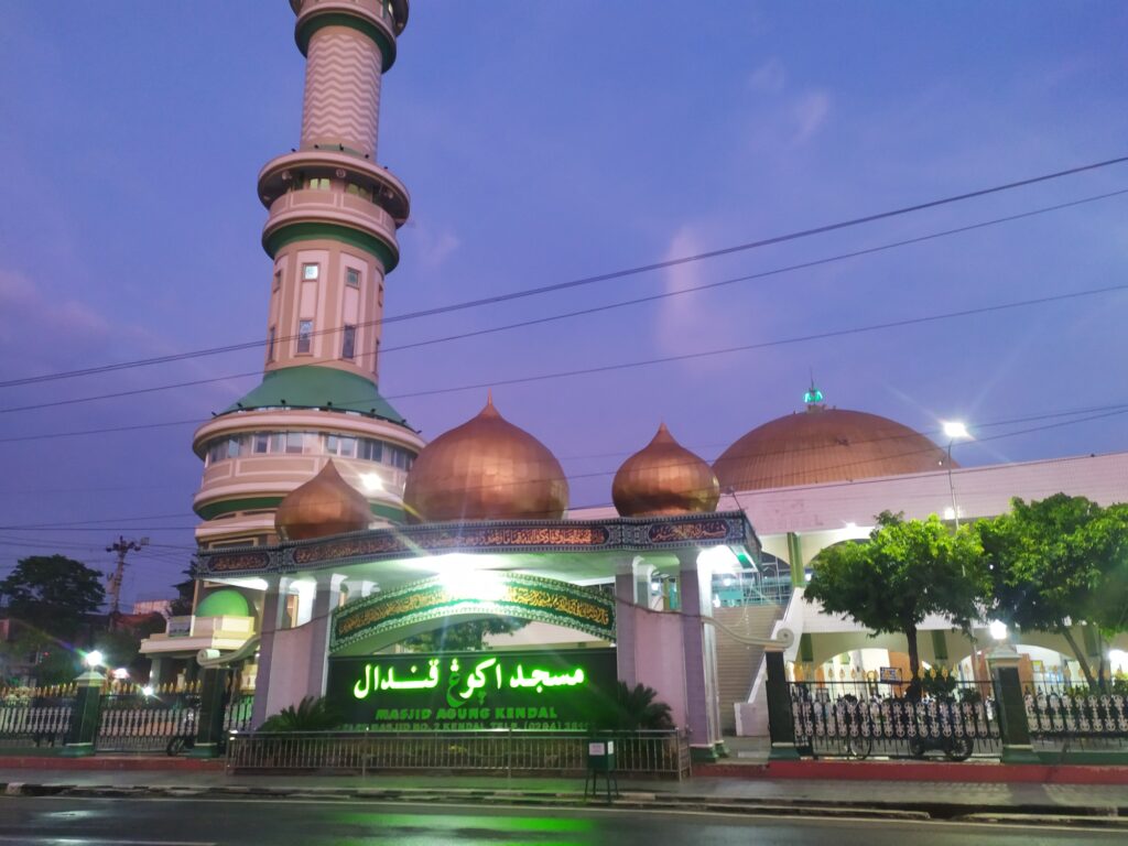 Suasana Masjid Agung Kendal saat malam hari.