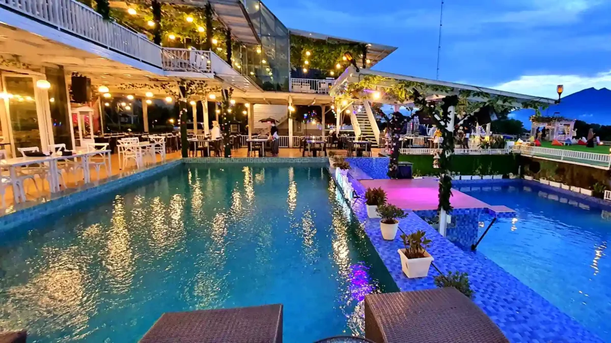 suasana di kolam renang Chevilly Resort & Camp