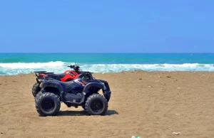 Wahana permainan ATV di tepi Pantai Lumut Kebumen