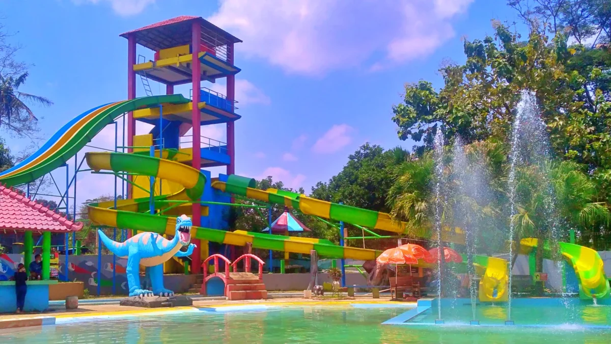 Berbagai jenis wahana perosotan air dewasa di Waterpark Mulia Wisata
