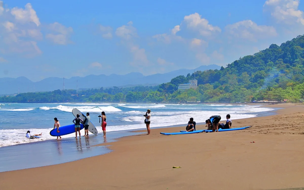 wisatawan berselancar di Pantai Pelabuhan Ratu
