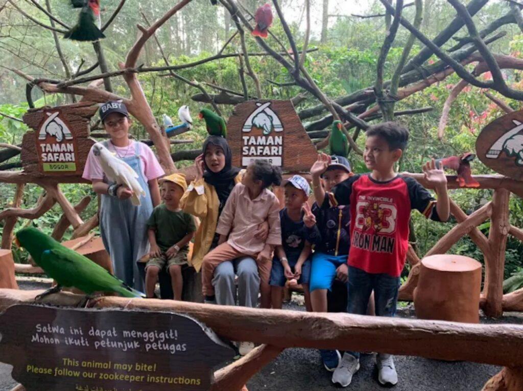 Sekelompok anak tengah foto bersama kawanan burung di Taman Safari Bogor