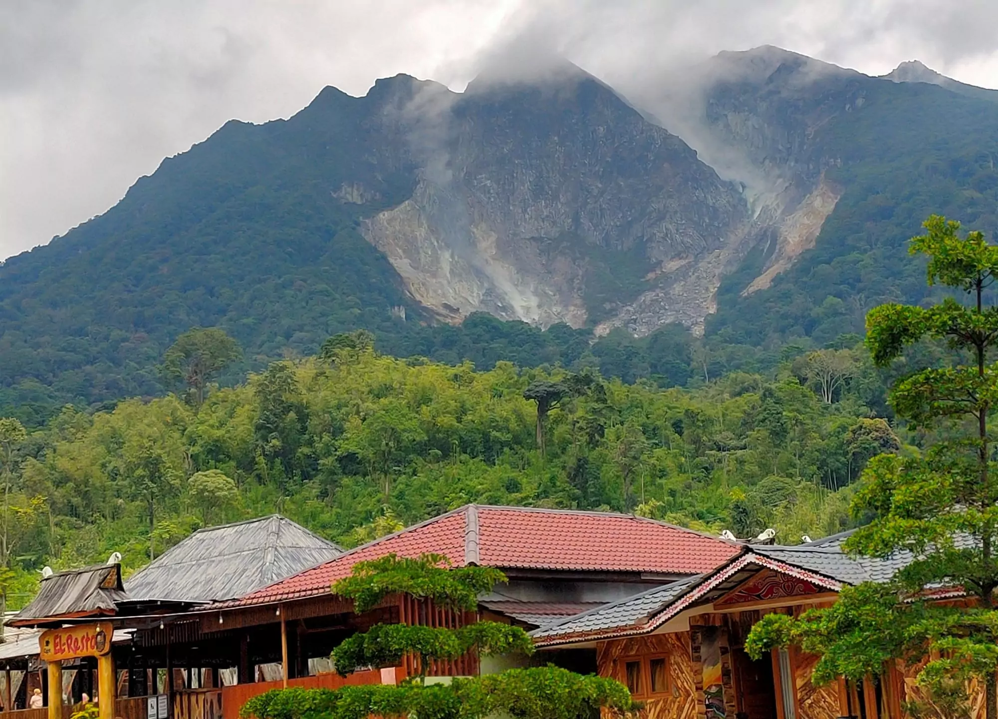 kawah gunung sibayak dari pariban hot spring -bang macho
