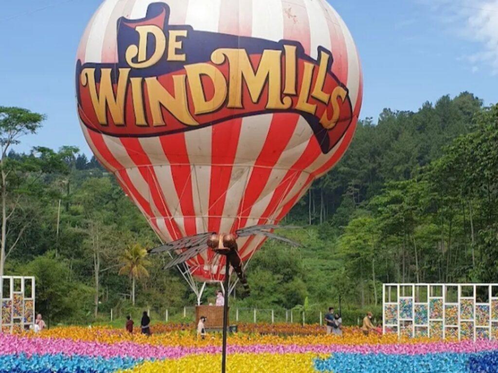 wahana taman kincir angin yang mempunyai hiasan balon udara berukuran besar