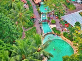 Kolam renang unik di tengah suasana alam asri Rumah Alam Manado Andventure Park