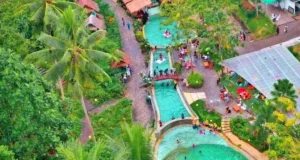 Kolam renang unik di tengah suasana alam asri Rumah Alam Manado Andventure Park