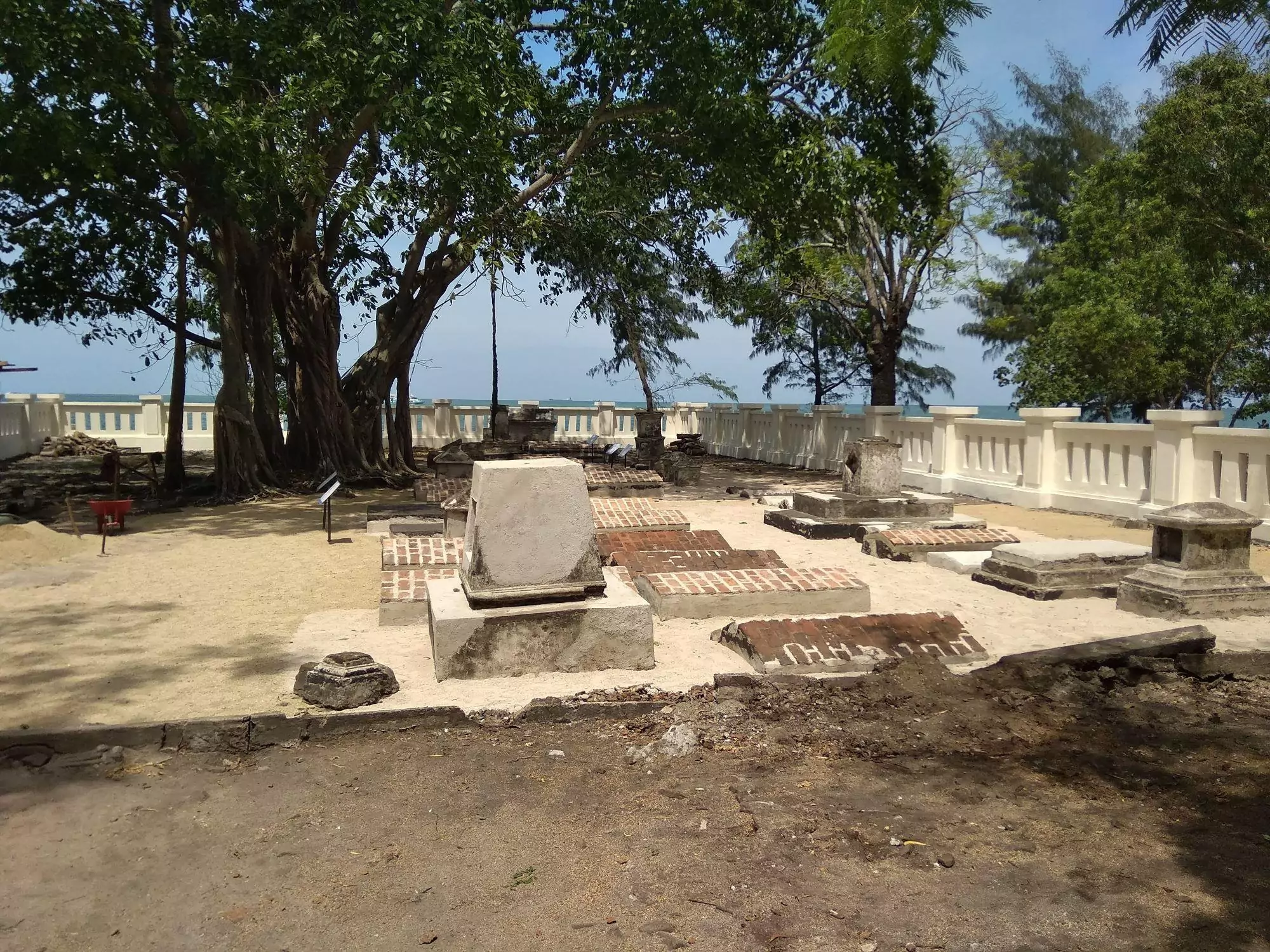 komplek makam belanda peninggalan zaman VOC - indonesian community