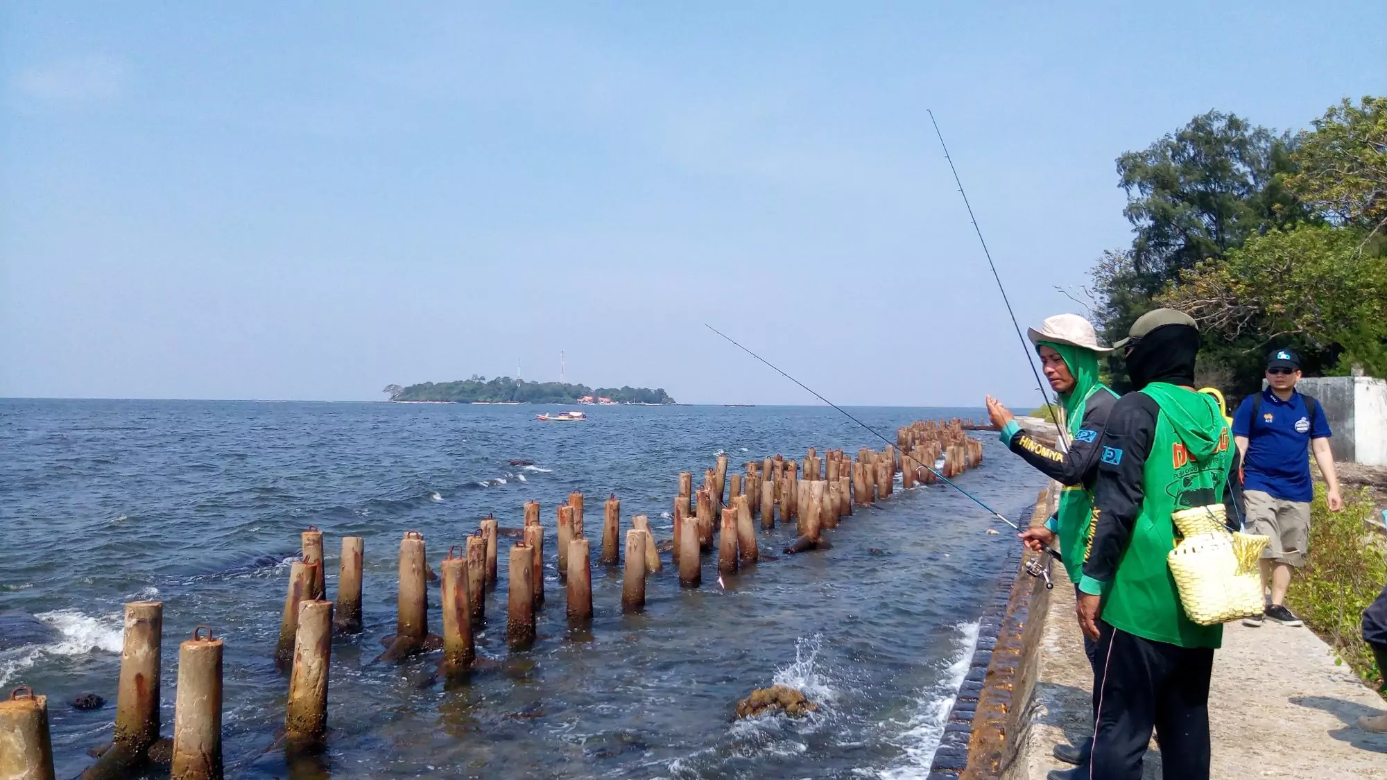 memancing di pesisir pulau onrust