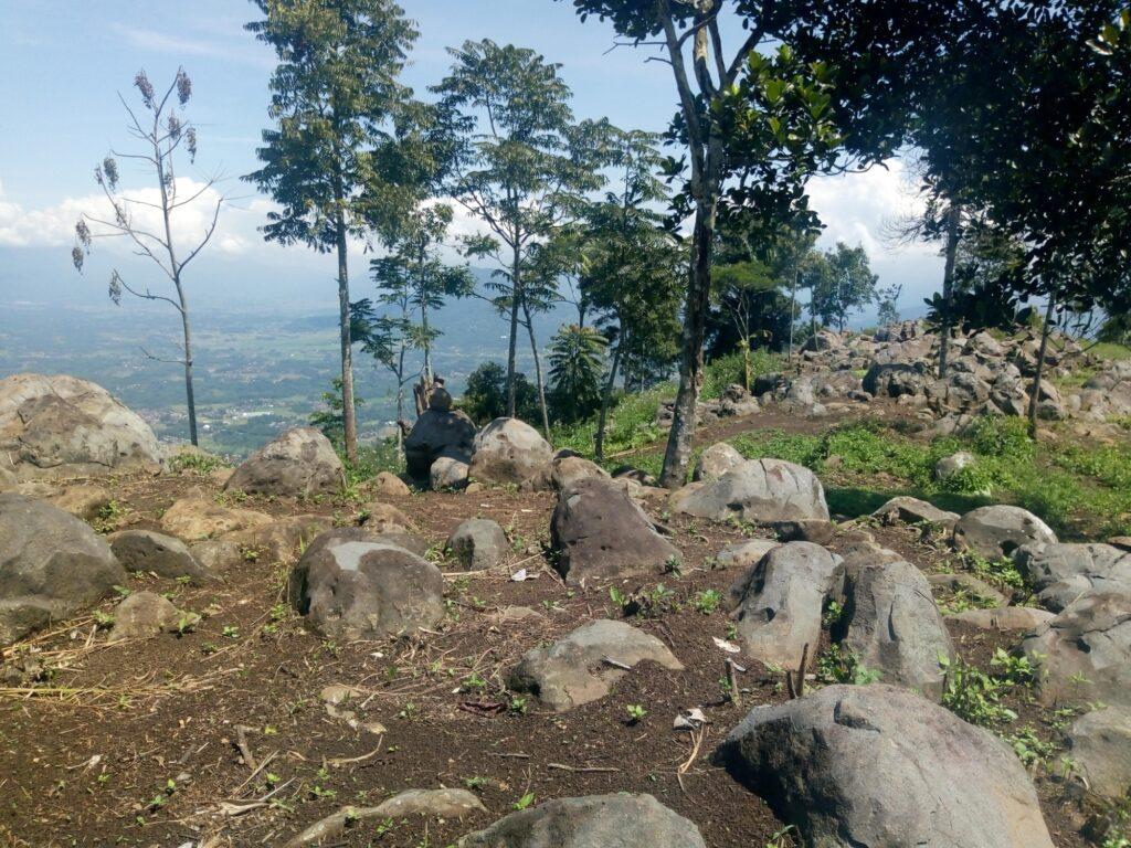 Pemandangan batu berserakan di Silayung Park