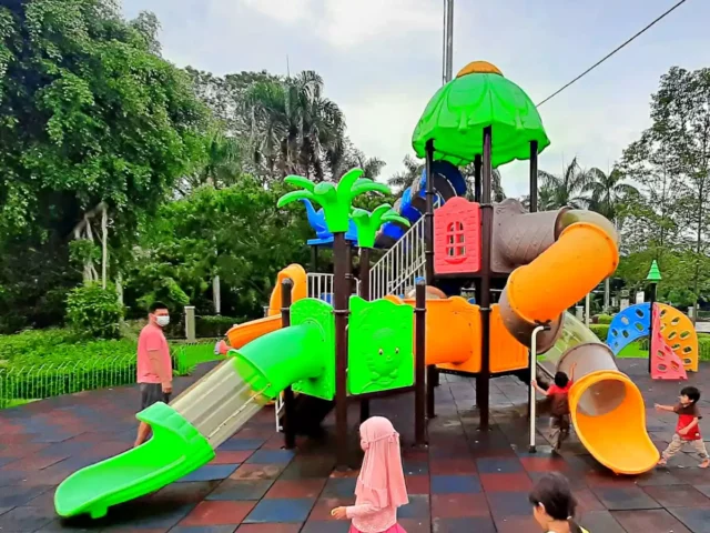 Perosotan anak di taman alun-alun kota cilegon