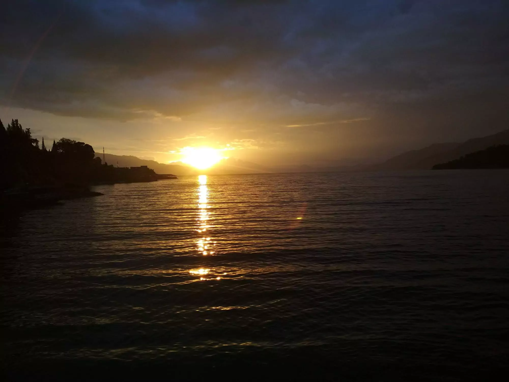 pesona matahari terbit di pinggiran danau toba -agripa sibadutar