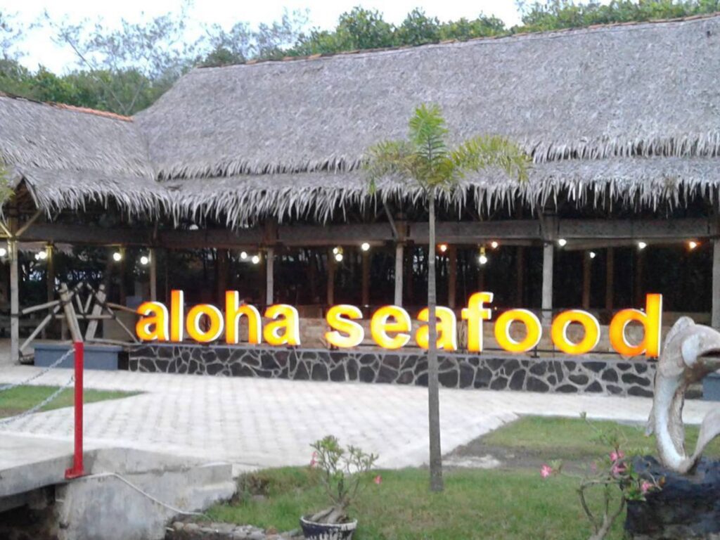 Resto aloha seafood di Pantai Sigandu Batang.