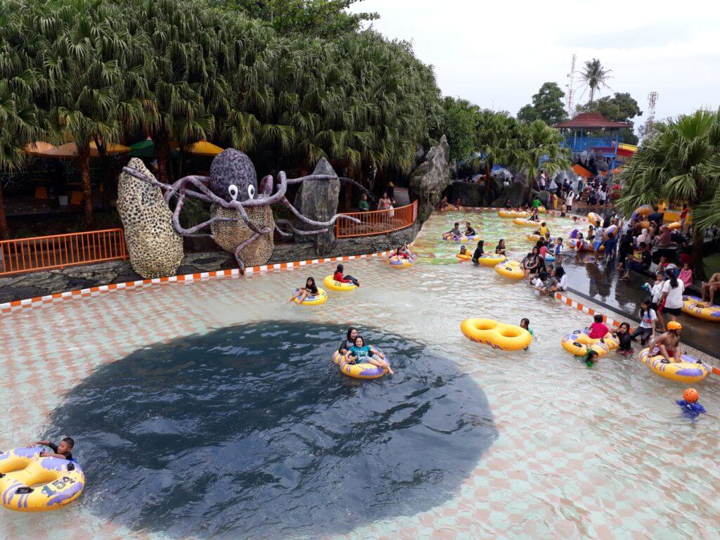 Suasan kolam gurita Ryzzy Azzahra Waterpark.