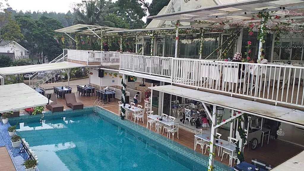 suasana kolam renang Chevilly Resort & Camp.