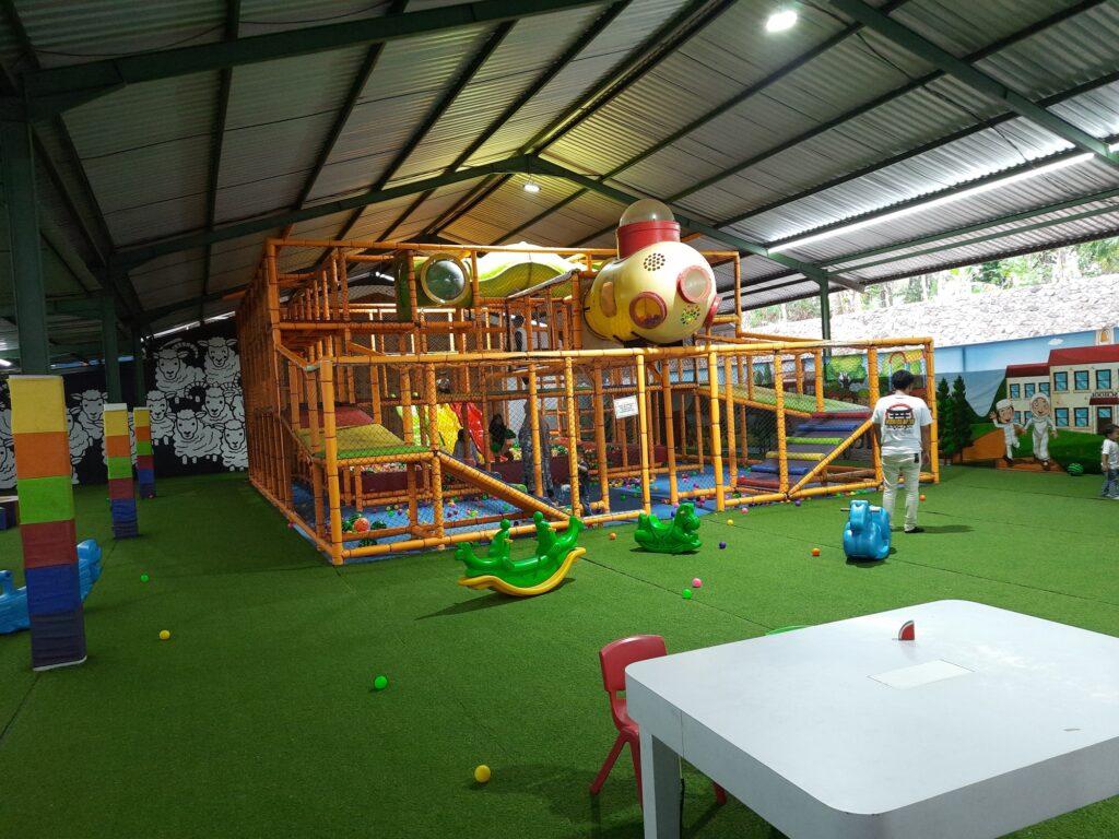 Wahana playground indoor De Wisdom Garut.