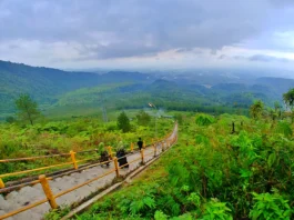 Anak tangga menuju ke kawah Gunung Galunggung