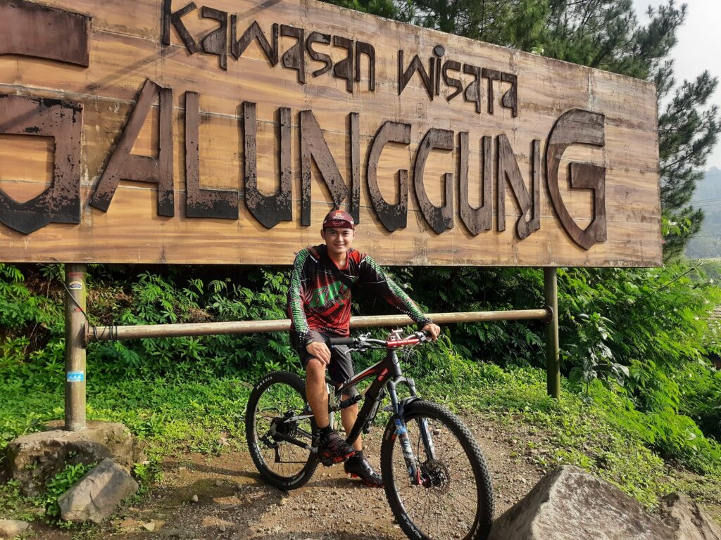 Bersepeda di Jalur Gunung Galunggung
