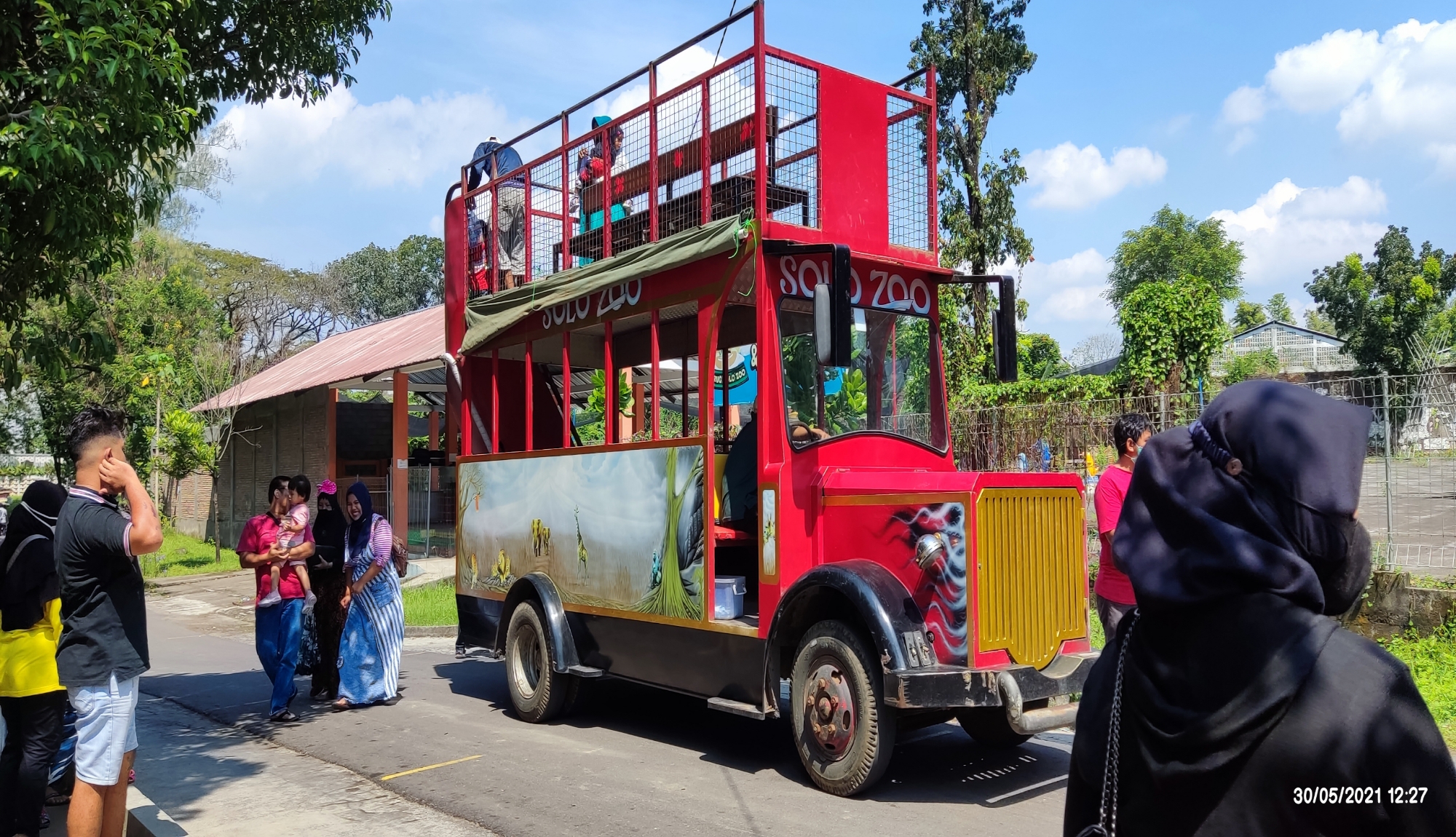 Bus Jurug Solo Zoo tengah melintas di area kebun binatang Jurug Solo Zoo.