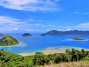 Keindahan gugusan pulau-pulau kecil terlihat dari Puncak Mande