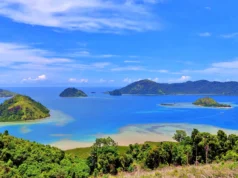 Keindahan gugusan pulau-pulau kecil terlihat dari Puncak Mande