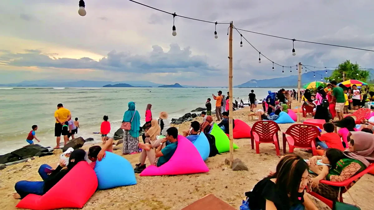 Jejeran kafe tepi pantai sebalang beralas beanbag