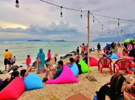 Jejeran kafe tepi pantai sebalang beralas beanbag