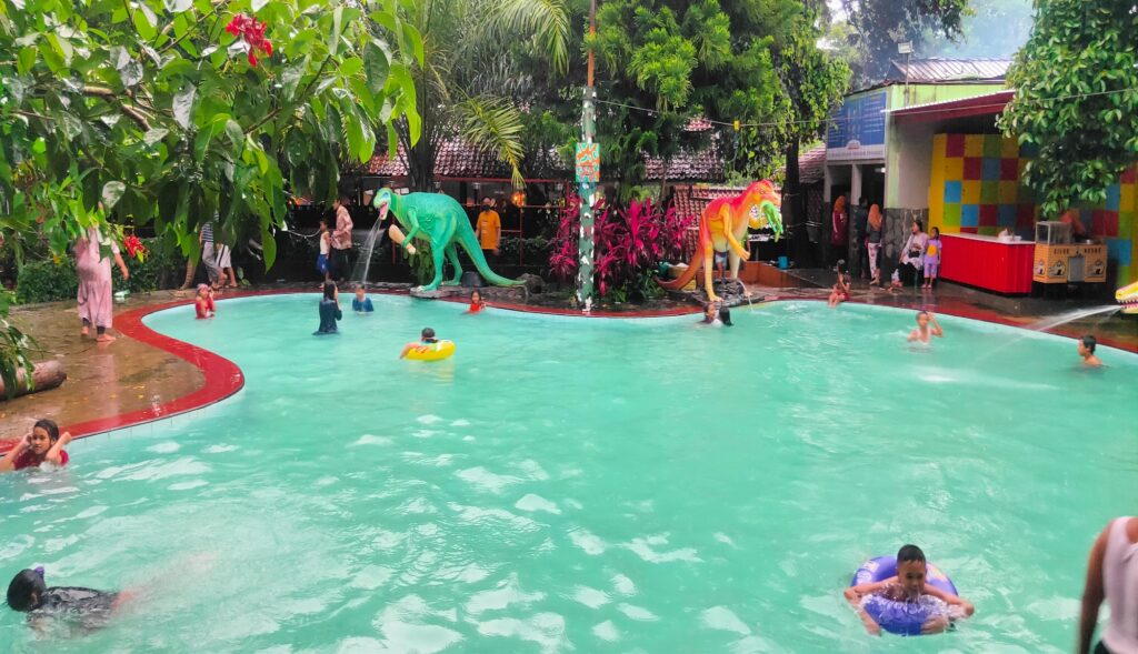 Keramaian di wahana kolam renang anak-anak Wisata Ngrembel Asri.