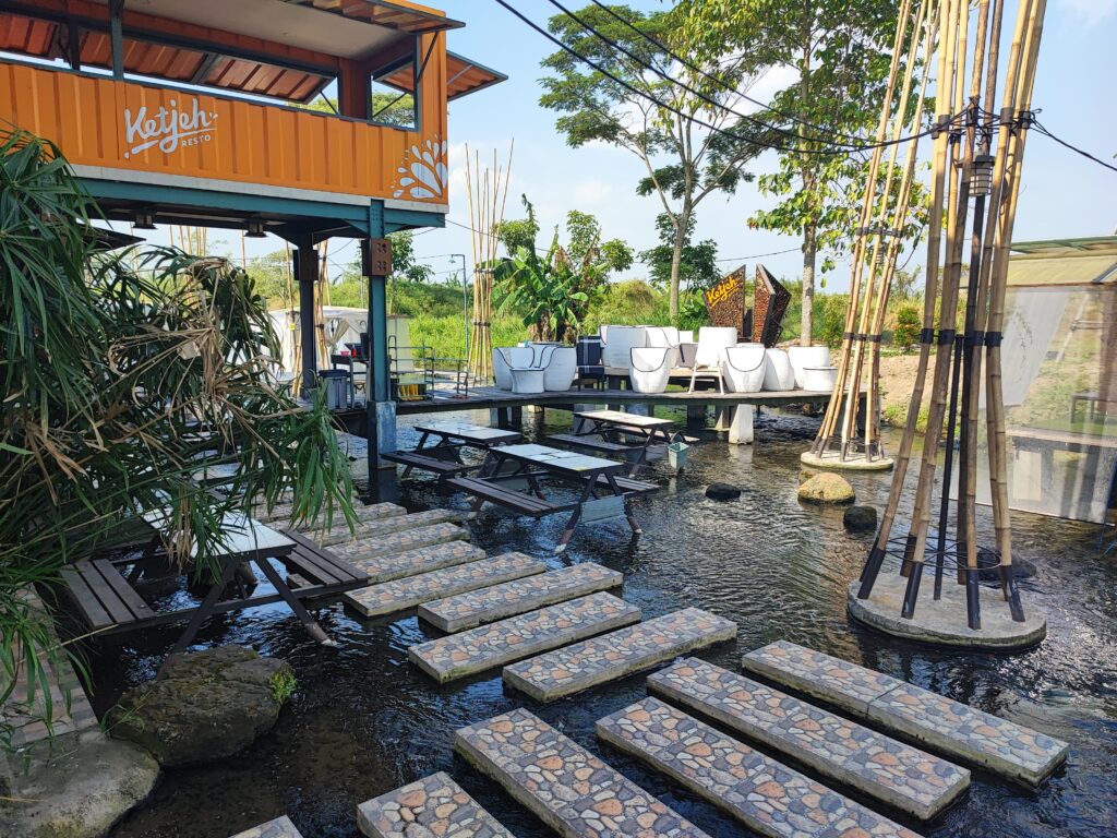 Ketjeh Resto Dengan Konsep wisata air di Klaten Jawa Tengah