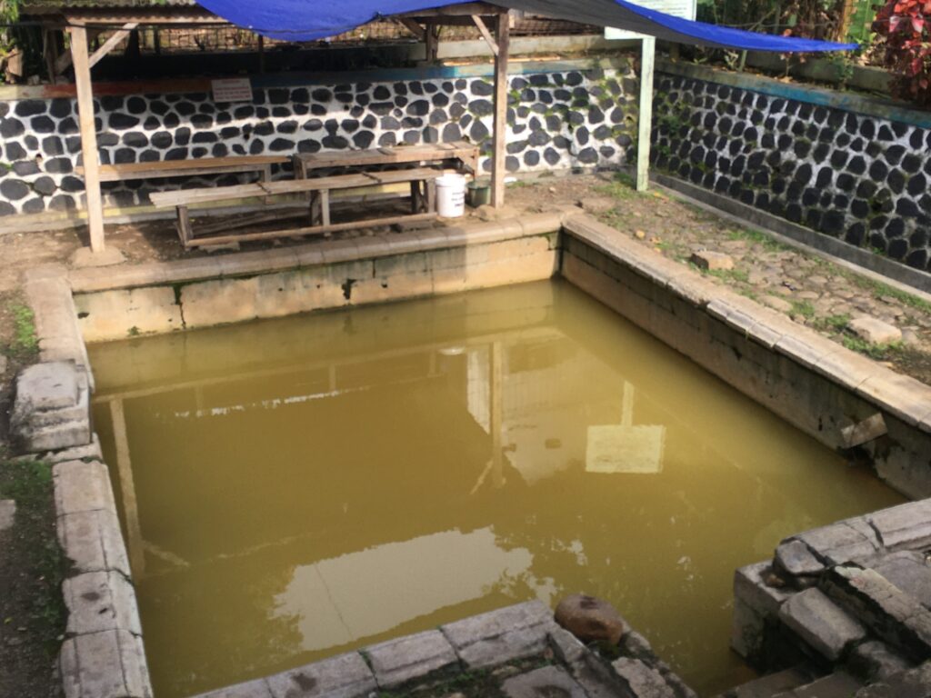 Kolam pemandian air panas untuk umum.