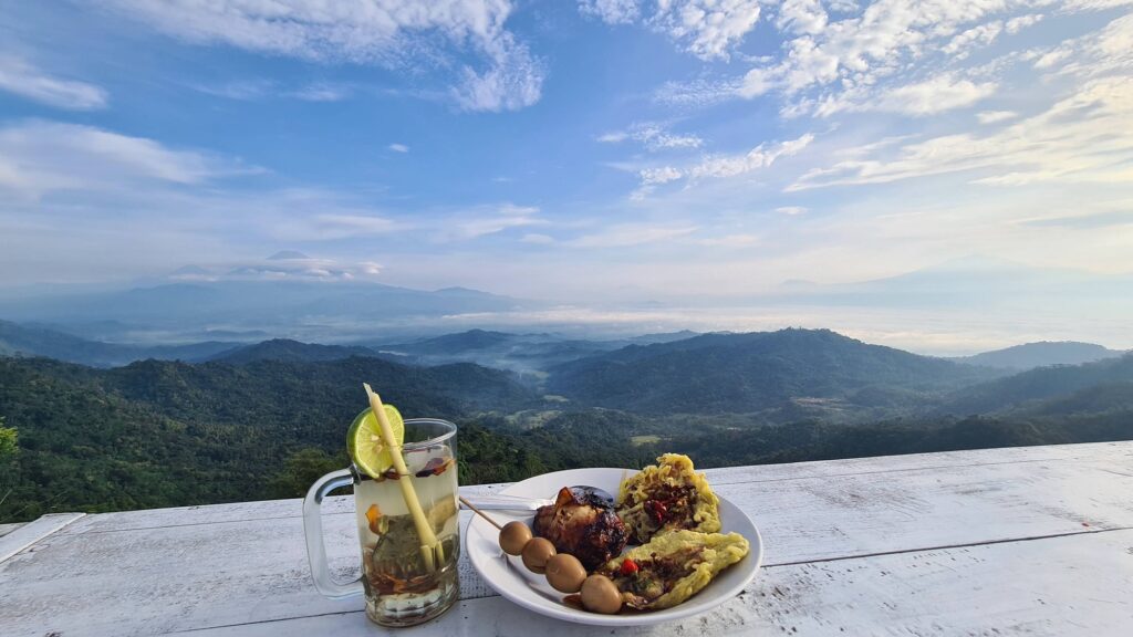Menikmati Kuliner dengan Pemandangan Indah Pegunungan