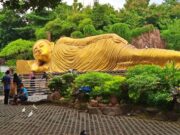 Patung Budha Tidur di tengah taman