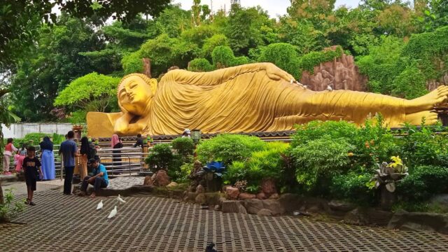 Patung Budha Tidur di tengah taman