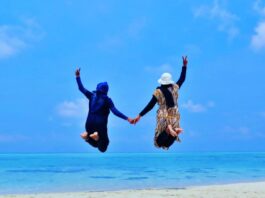 Wisatawan bermain di tepi pantai selama mengikuti Paket Wisata Karimunjawa