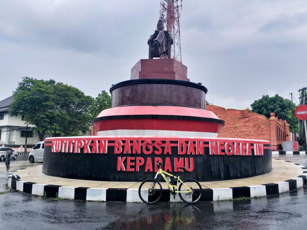 Patung Bung Karno di depan Alun-alun Giri Krida Bakti.