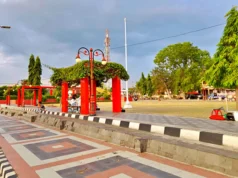 Pedestrian di sekitar alun-alun giri krida bakti