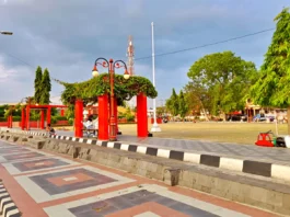 Pedestrian di sekitar alun-alun giri krida bakti