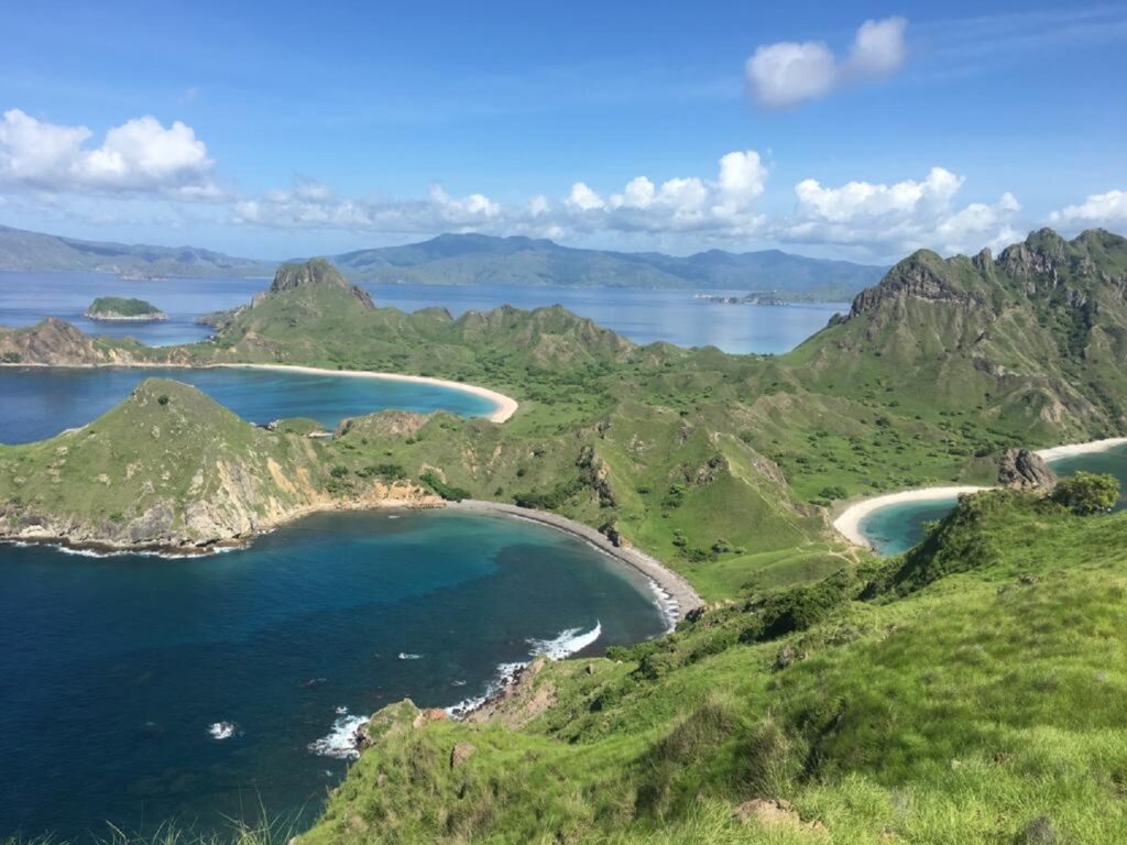 Pemandangan Indah dari Puncak Pulau Padar