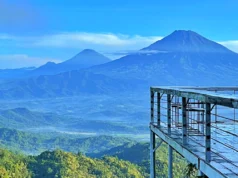 Teras kafe Tumpeng Menoreh menghadap lembah dan gunung.