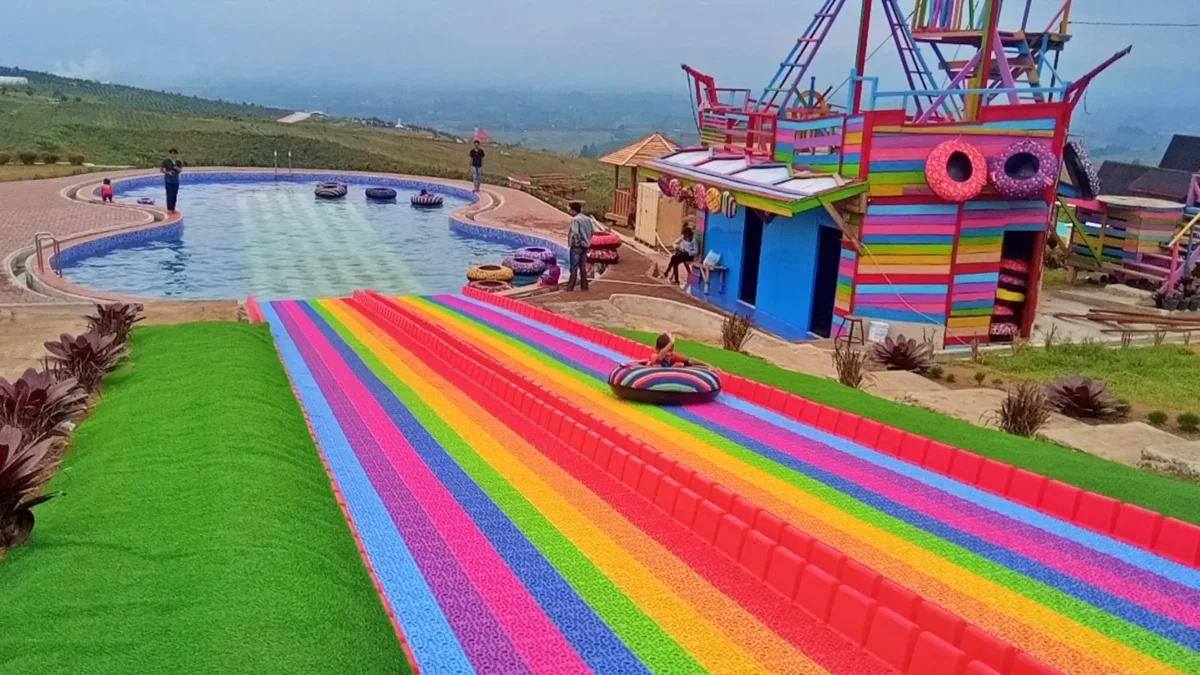 wahana mountain slide di kolam renang