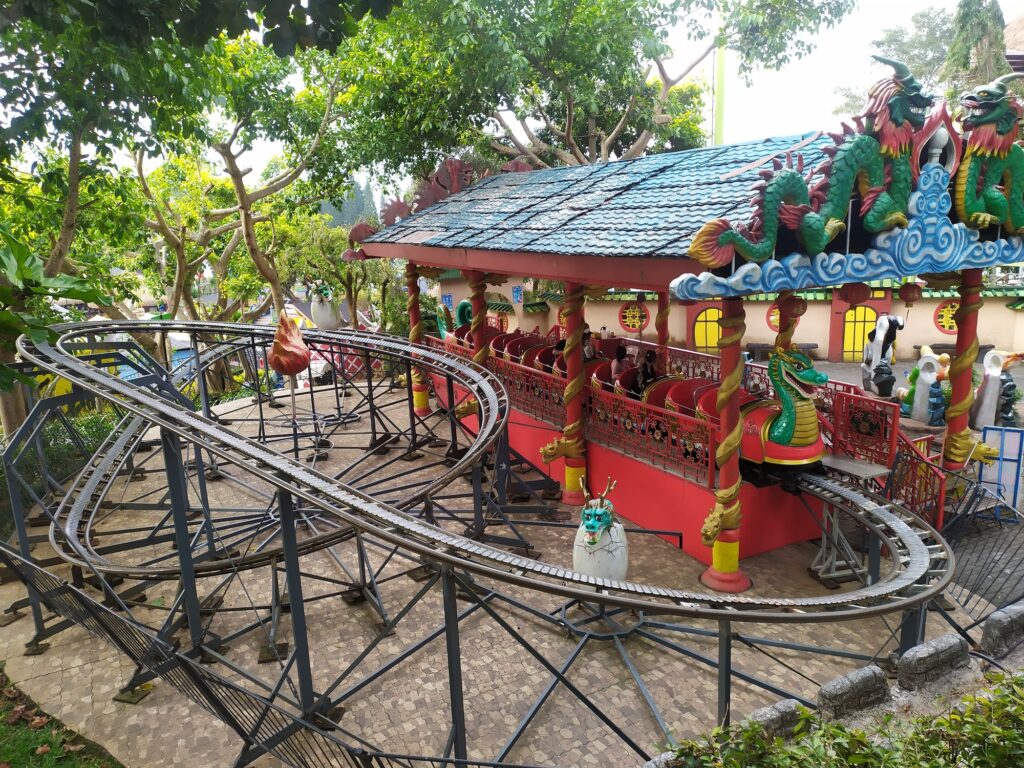 Wahana dragon coaster Jatimpark 1.