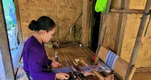 Wanita Baduy Sedang menenun