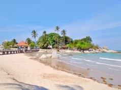 kawasan tepi Pantai Parai Tenggiri berpasir putih dengan gugusan batuan granit