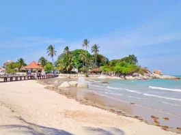 kawasan tepi Pantai Parai Tenggiri berpasir putih dengan gugusan batuan granit