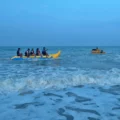 Fasilitas permainan wahana Banana Boat di Pantai Tikus Emas.