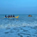 Fasilitas permainan wahana Banana Boat di Pantai Tikus Emas.
