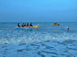 Fasilitas permainan wahana Banana Boat di Pantai Tikus Emas.