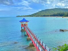 Gazebo pinggir laut Pantai Tanjung Pesona