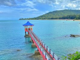 Gazebo pinggir laut Pantai Tanjung Pesona